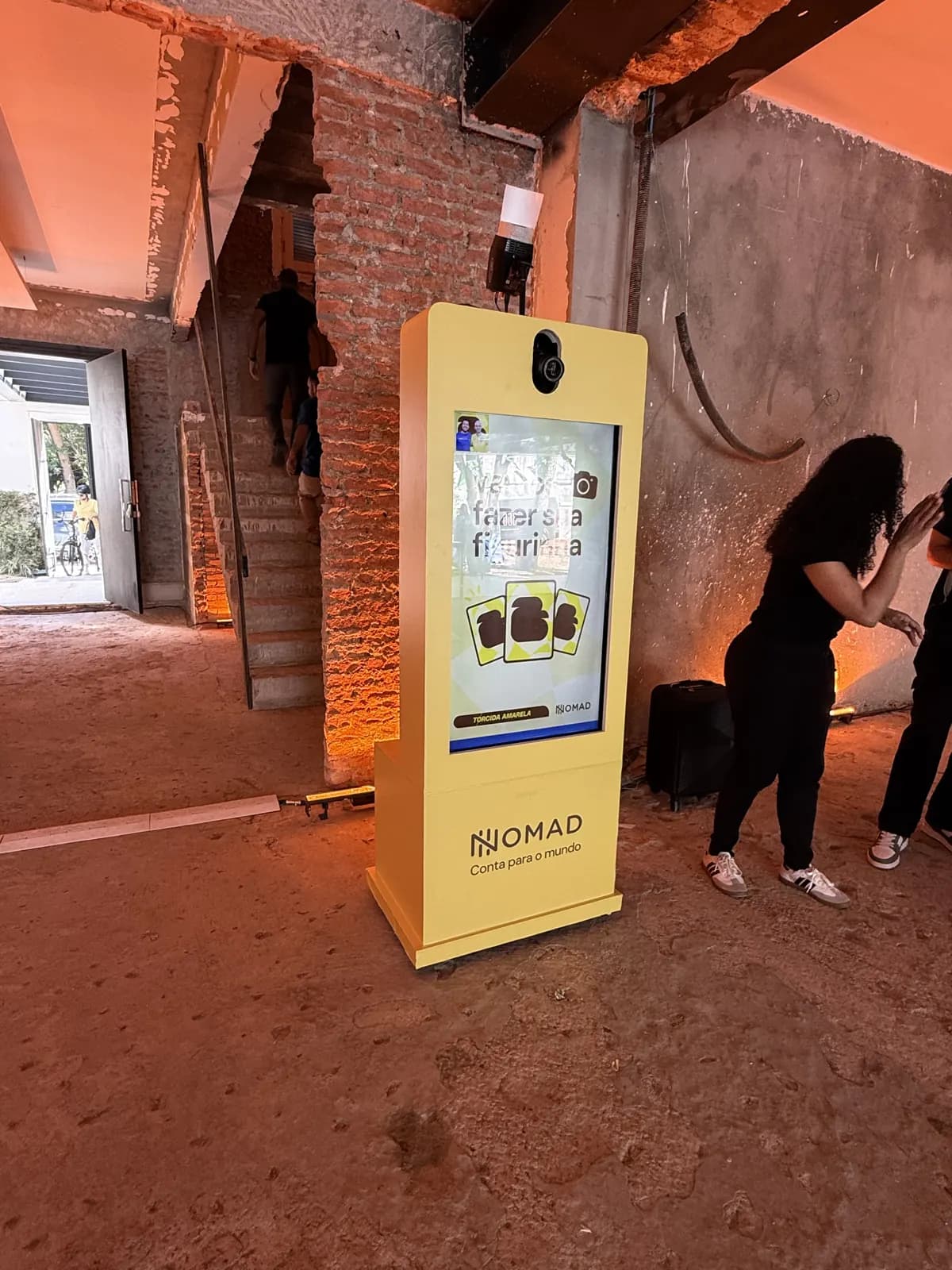Totem 40" em evento — figurinhas São Paulo
