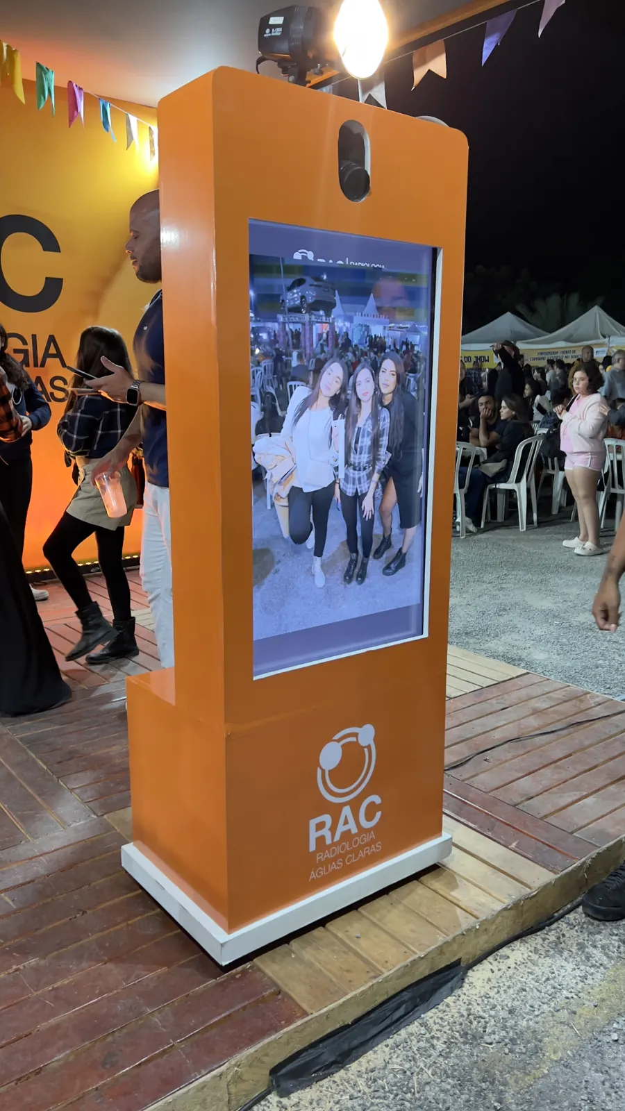 Totem 40" em evento — RAC