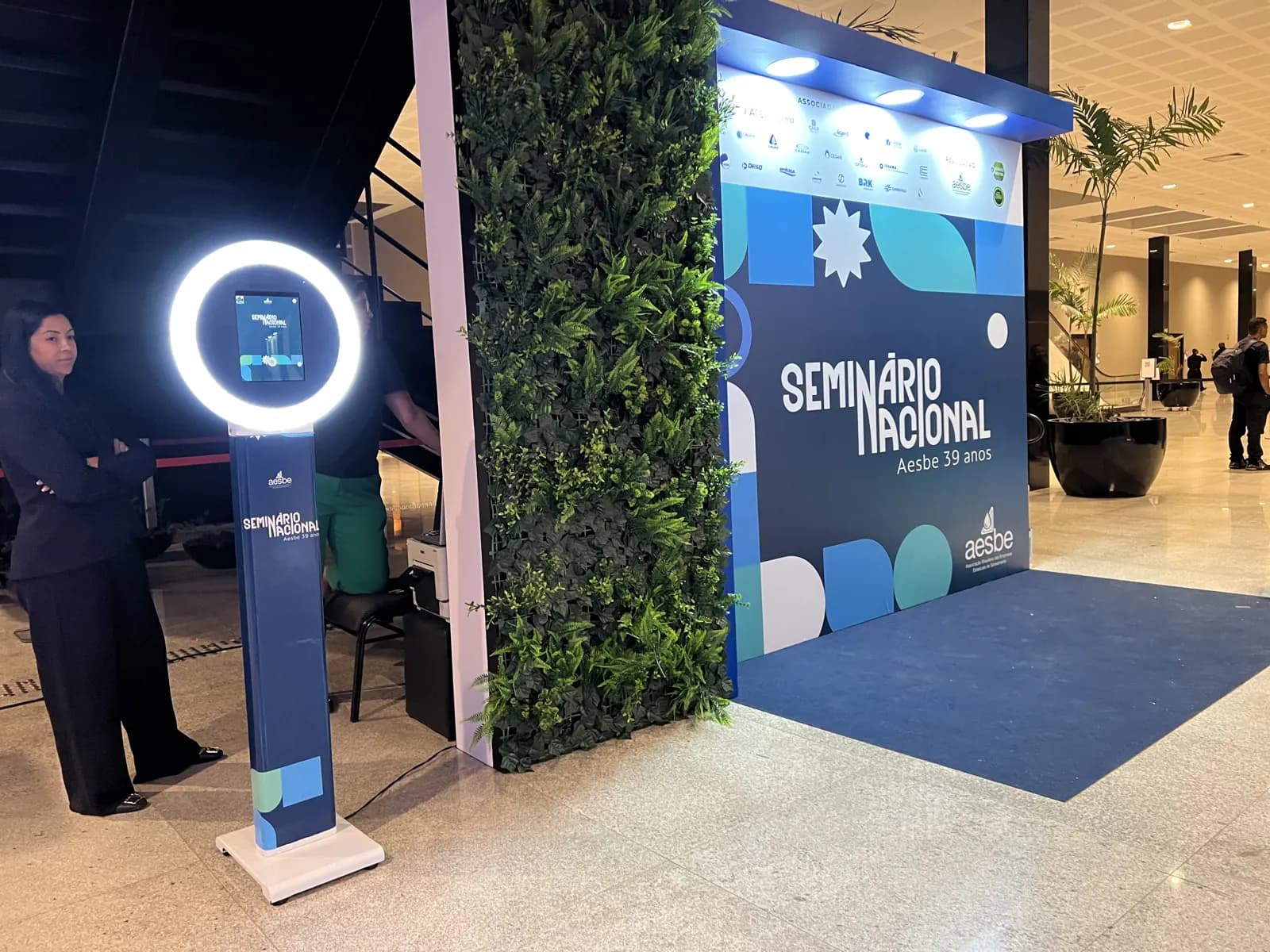 Totem Selfie em evento — estande