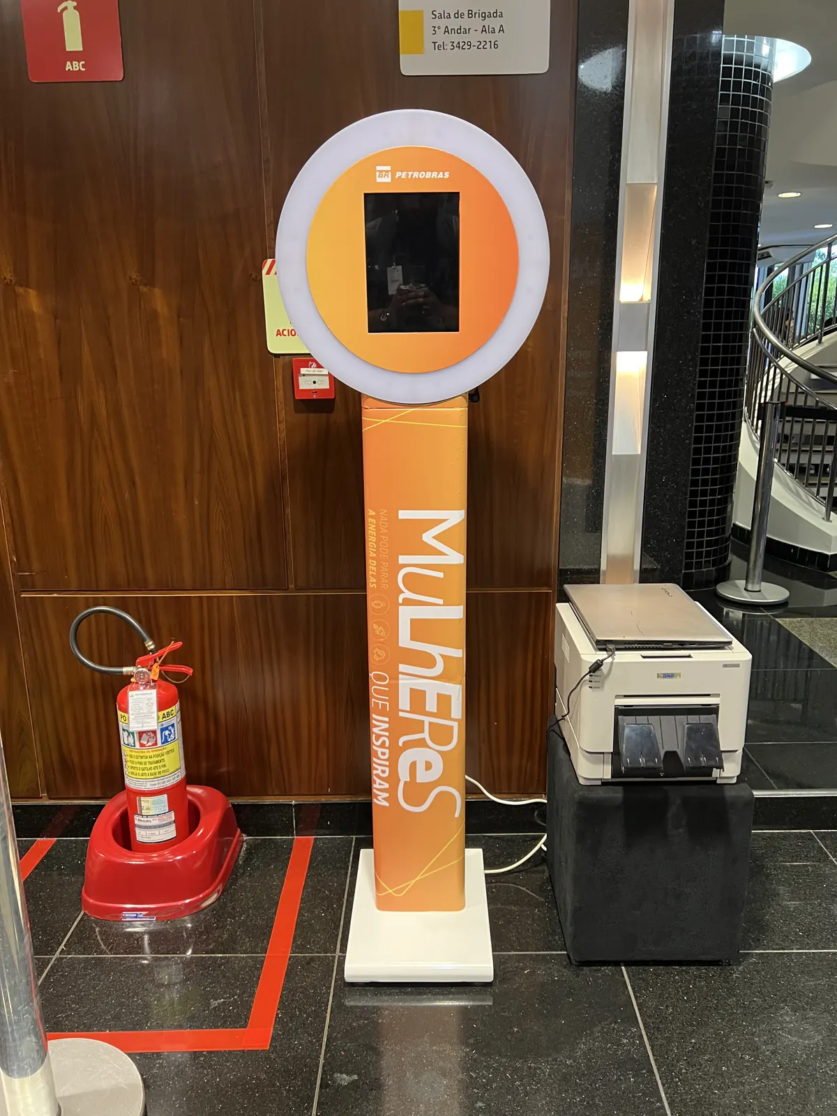 Totem Selfie em evento — Muzé