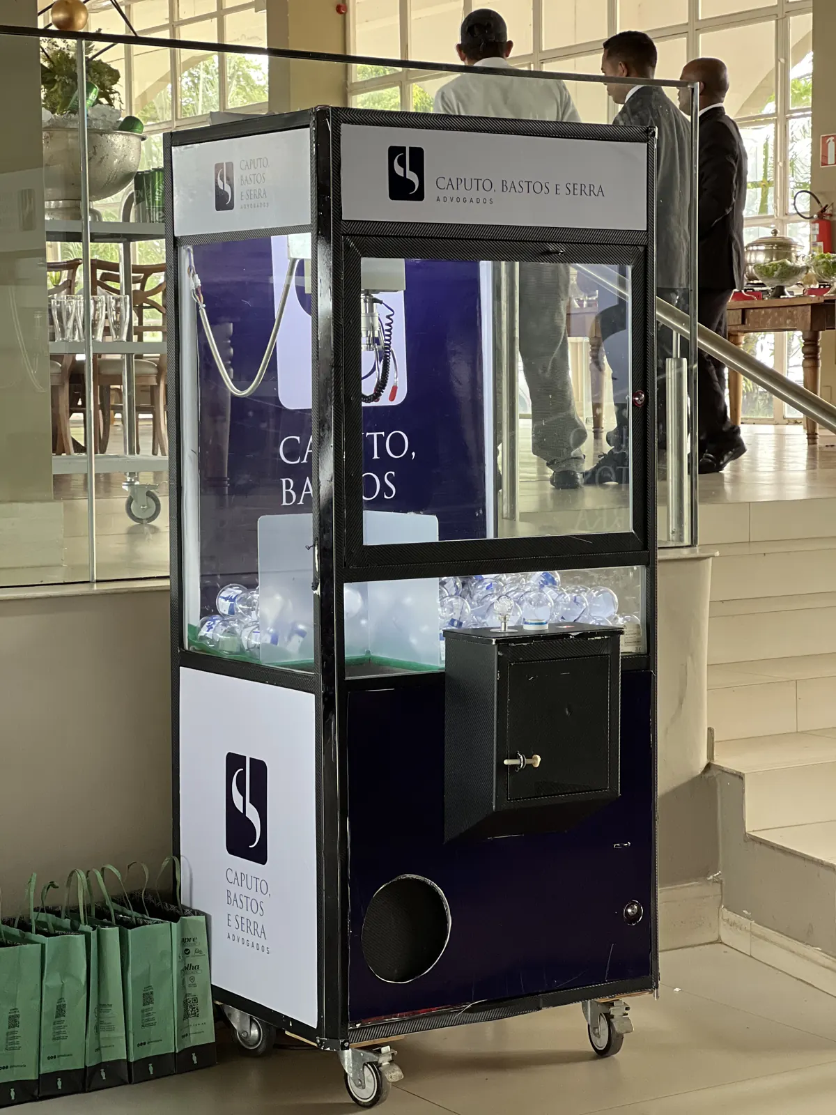Grua de brindes em evento — evento corporativo