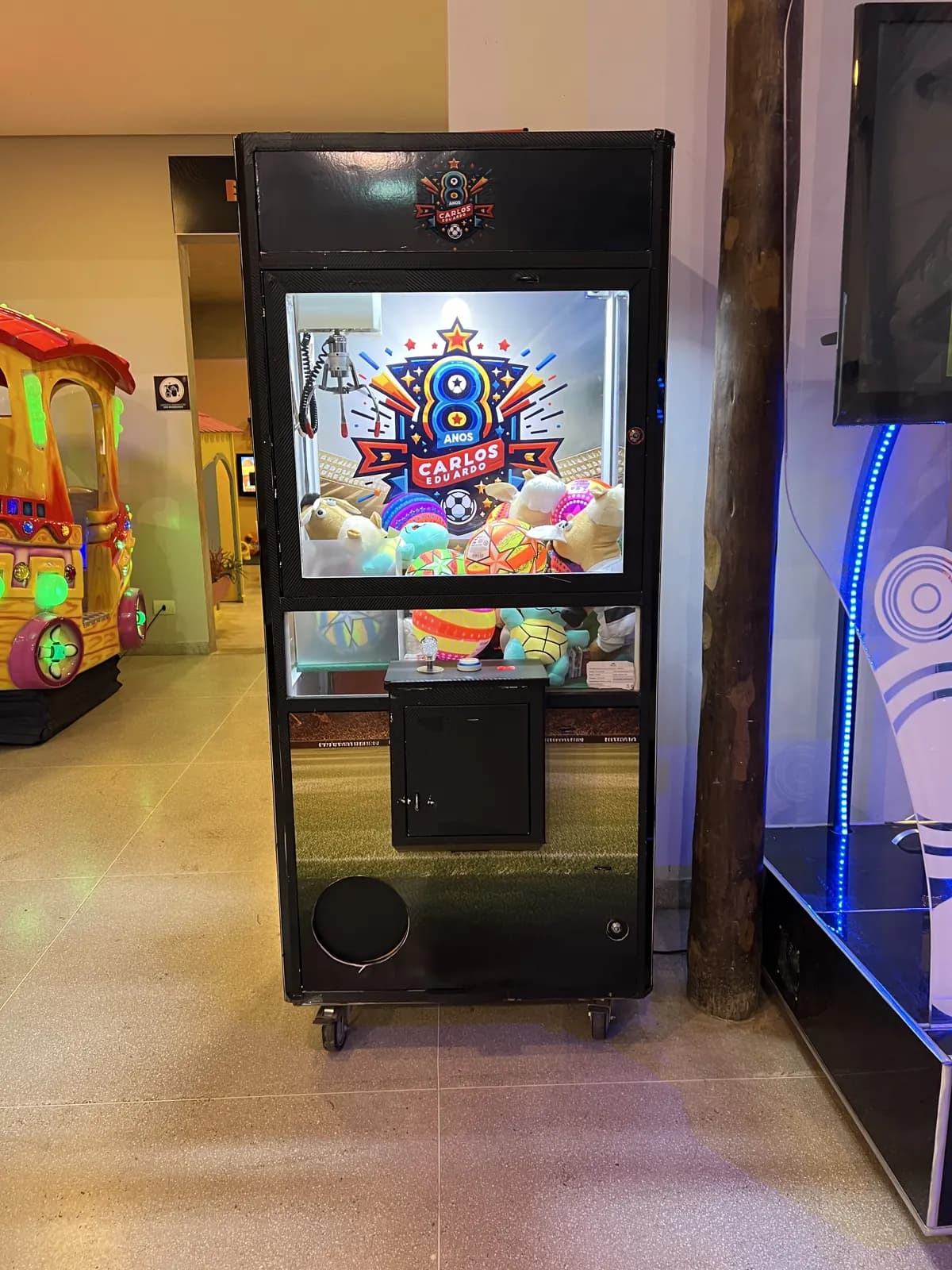 Grua de brindes em evento — shopping